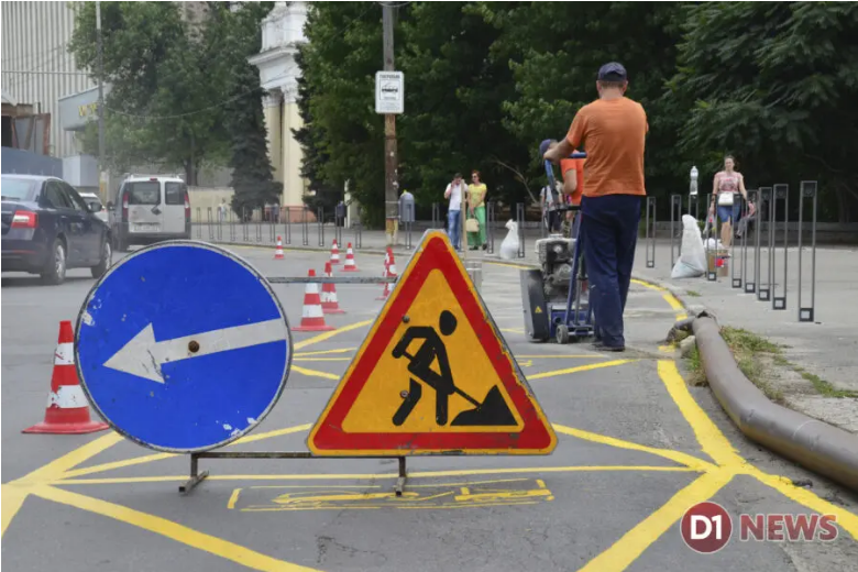 В Днепре коммунальщики наносили разметку - фото: d1.ua